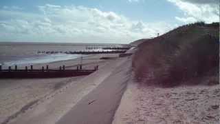 preview picture of video 'Hopton on Sea, Norfolk, cliff and beach.'