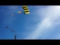 В Санкт-Петербурге парашютист приземлился на фонарь 