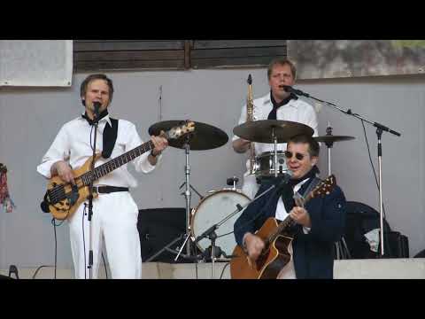 Kesk õitsvaid lilli