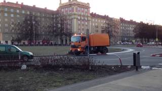preview picture of video 'Jarní zametání silnic v Porubě, zametací vůz Mercedes-Benz'