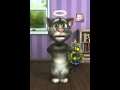 Кот Том поёт отрывок песни из сериала Виолетта) 
