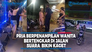 Download lagu Viral 2 Pria Berpenampilan Wanita Bertengkar di Jalan, Suara Asli Keluar Bikin Kaget #tribunlampung mp3