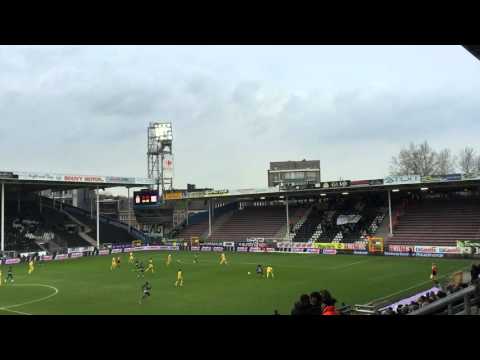 De fans van Charleroi en Lokeren eren in minuut 4 de overleden Grégory Mertens