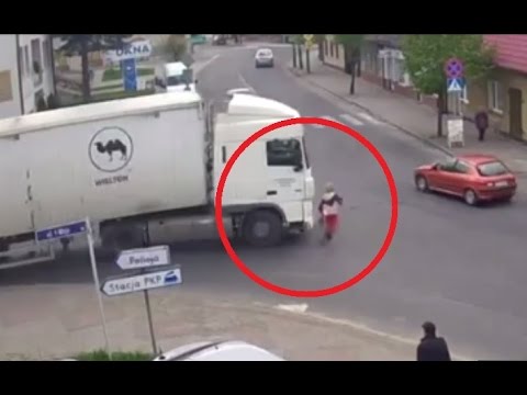 Kobieta weszła pod TIRa w Pajęcznie 1080p / The woman ran into the truck
