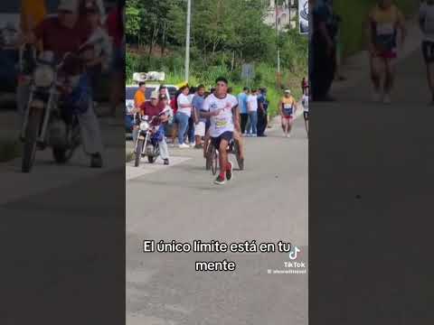 niño ayuda a una persona discapasitada ixcan el Quiche