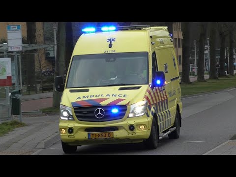 A1 Ambulances 21-113, 21-128 en 21-129 met spoed naar het Radboud UMC in Nijmegen