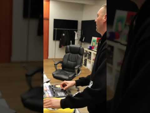 DJ Soina Shellerini scratch