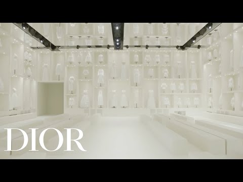 Autumn-Winter 2018-19 Haute Couture Show - Empty Space
