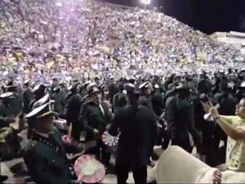 Bateria da Mangueira - 2011 - Sapucaí - Esse é o coração vivo.