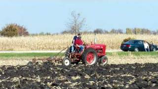preview picture of video 'Lynn and Derek on the IH M at Plow Day 2008'