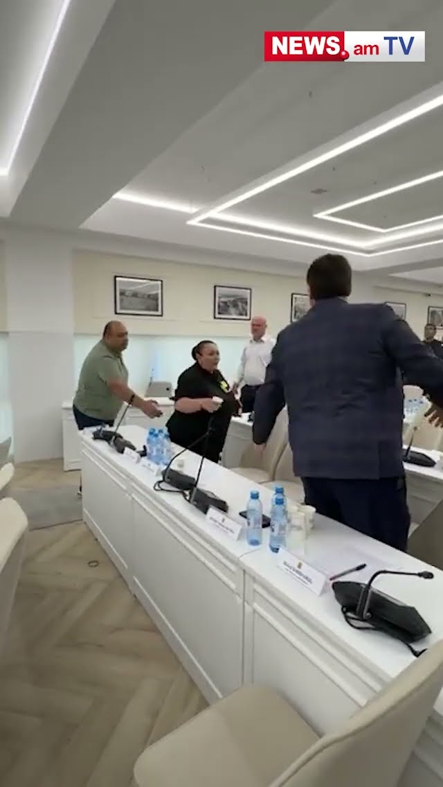 Անի Խաչատրյանը ջուր լցրեց ավագանու մյուս անդամի վրա