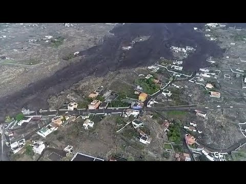 Vista aérea de la evolución de la colada de lava en La Palma
