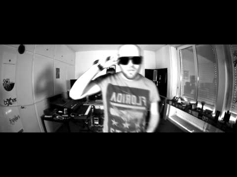 Nosfe feat. Kiko - Khawuleza (Studio Freestyle Video)
