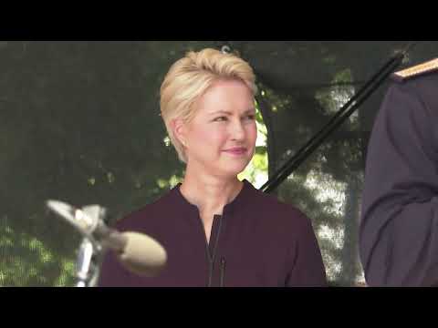 Auf dem Löschzug - Ministerpräsidentin Schwesig in Ribnitz-Damgarten