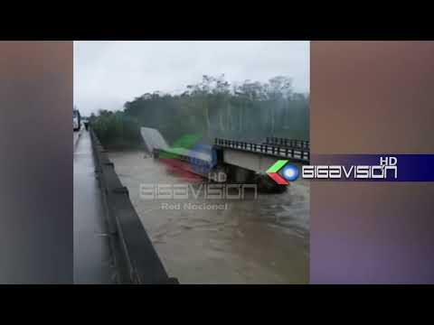 Puente antiguo colapsa y el nuevo presenta una grieta 