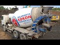 Truk Molen Semen Tiga Roda Kokoh Terpercaya Tumpahkan Muatan Untuk Pengencoran Tiang Pancang Jalan