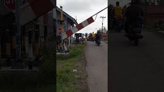 Download lagu It's thought the doorpost is broken #shorts #train @azzamnurfayyad9777 mp3