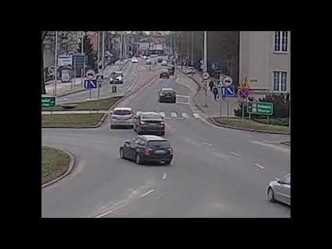 BMW i Opel - kolizja na rondzie bankowym