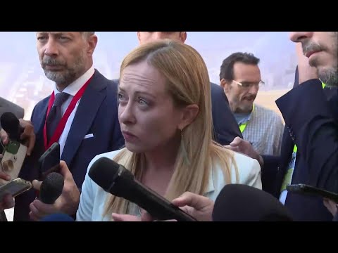 Giambruno, Meloni infastidita dalle domande: "Non voglio più parlare di questo"