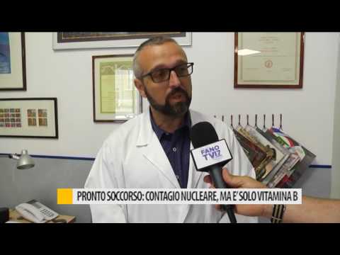 Ristoro di pacchi di faccia Borse sotto occhi alla persona anziana