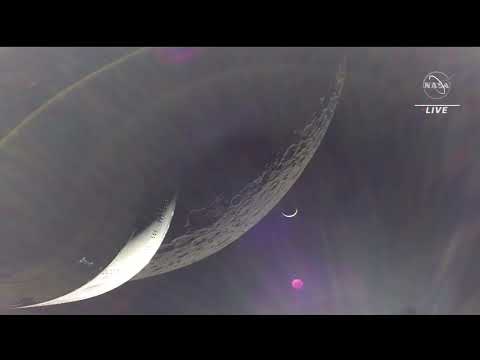 Nave Orion  orbitando/volando al rededor de la luna