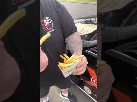 🇦🇺 WORST TRASH BURGER AT CARL JNR 🤮