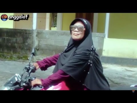 download lagu mp3 mp4 Nenek Gaul Naik Motor, download lagu Nenek Gaul Naik Motor gratis, unduh video klip Nenek Gaul Naik Motor