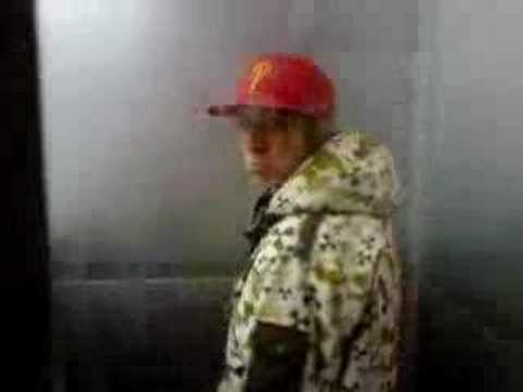 Alex är instängd i hissen