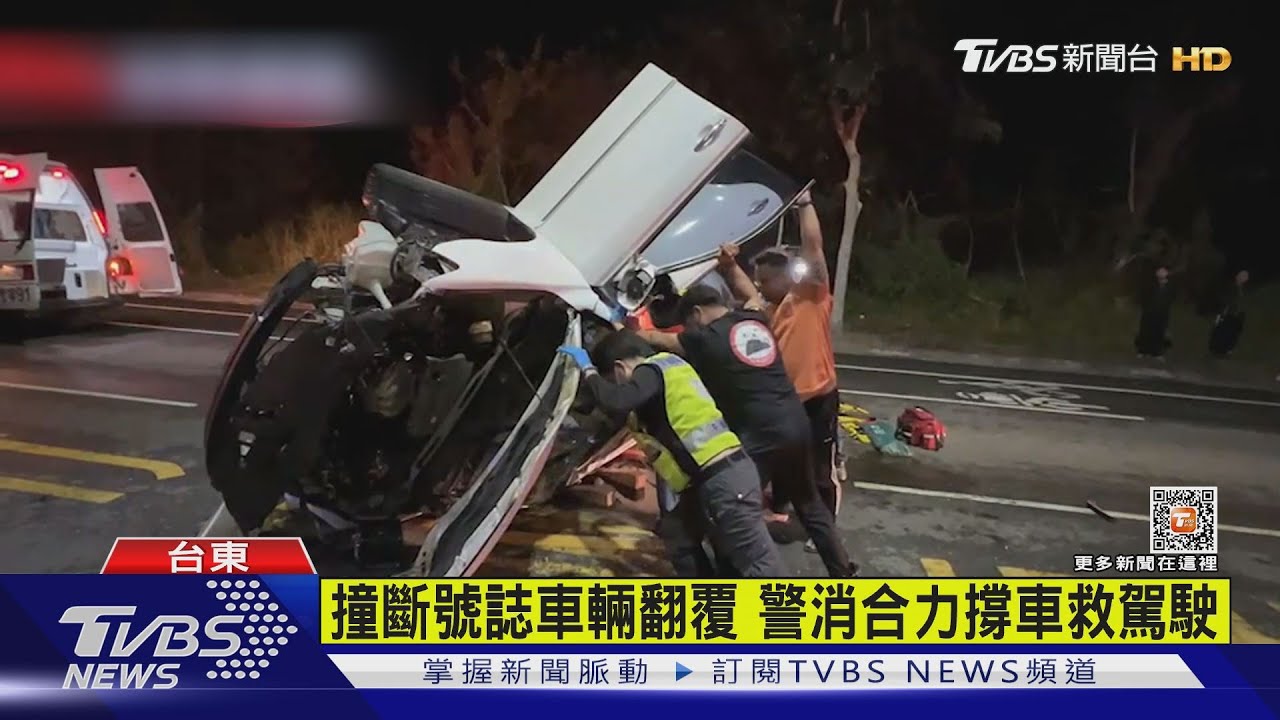 撞斷號誌車輛翻覆　警消合力撐車救駕駛