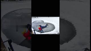 ❄️ Ребёнок провалился под лёд — и мужчина прыгнул в воду! | @RingCamera