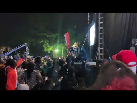 Gravity Omutujju akutte ku bintu bya kappa Cat ku stage abantu nebakuba edulu nga Kappa abalazzeko