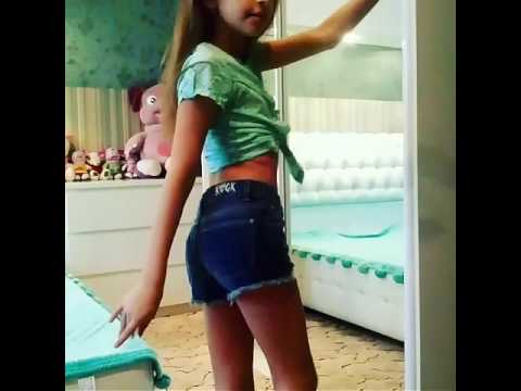 10 летняя девочка танцует танец живота 