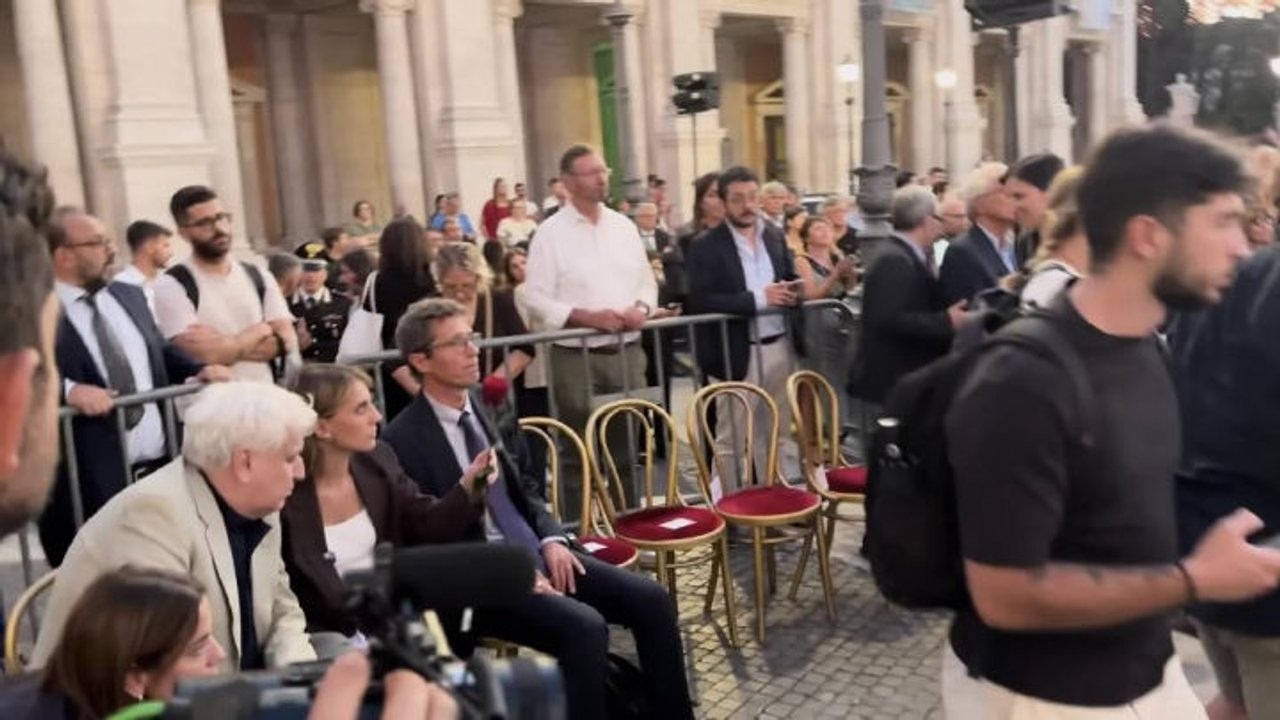 Abbraccio tra Schlein e Magi alla veglia per Emma Bonino in piazza del Campidoglio
