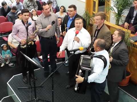 un grup de frați la Biserica Betel Botoșani ~ " Când vântul bate tare "