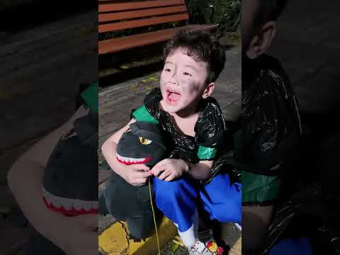 唐老六就这么喜欢小乞丐吗？把果果的衣服都给他了！#斗罗大陆 #唐舞桐与唐老六 #路飞 #果果 #唐老六