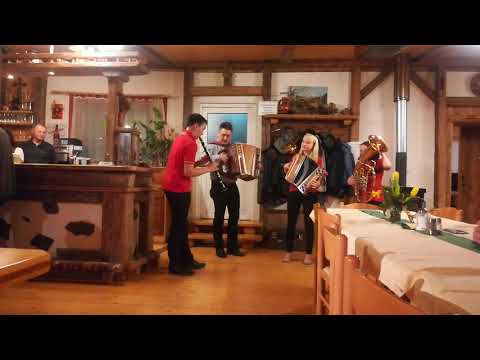 Jo des Steirerland-Geschwister Scharf mit Papa