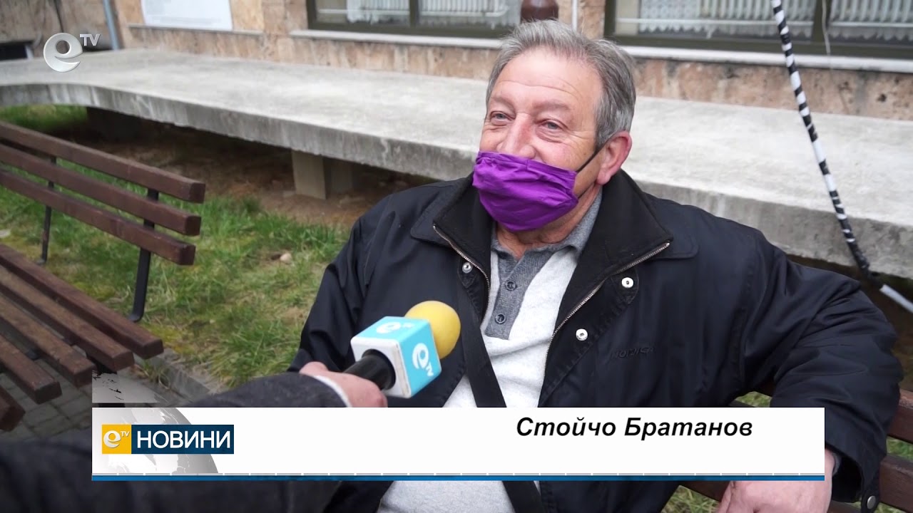 Опашка за ваксини пред кабинета в областната болница в Смолян. Заразените растат
