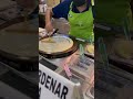 Así la extienden para una rica crepa 😋😋🍓🍌🍫