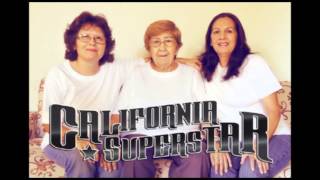 Kadr z teledysku Mi amor por ti no cambiará tekst piosenki California Superstar