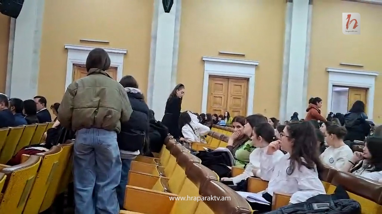 Դպրոցականները կեսից լքում են բարձրաստիճան պաշտոնյաների մասնակցությամբ միջոցառումը