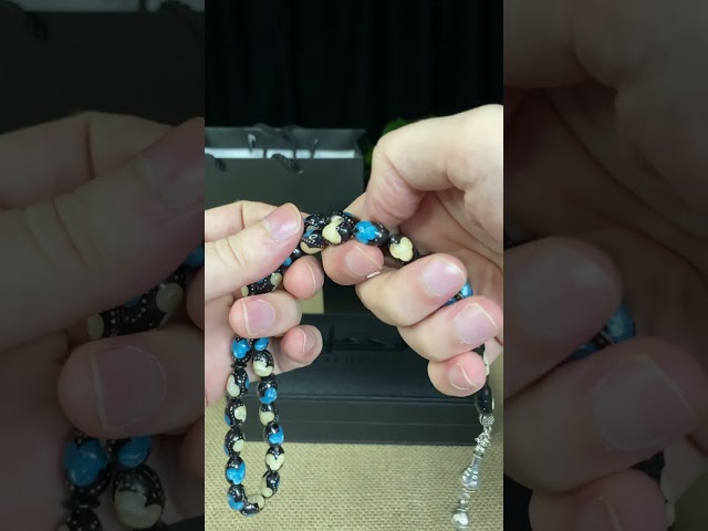 سبحة كوك أسود بنقوش زرقاء وبيضاء