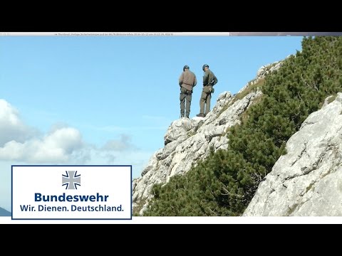 Heeresbergführer der Bundeswehr üben die Bergrettung in den Alpen