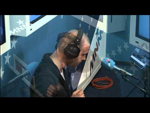 Stan Van Samang zingt in primeur 'King In My Head' op MNM.