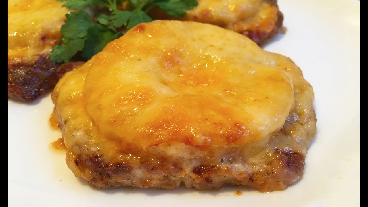 Мясо с ананасом и сыром. Куриная отбивная с ананасом и сыром в духовке. Мясо под ананасом с сыром в духовке. Оригинальные горячие блюда. Мясо с ананасами в духовке с сыром.
