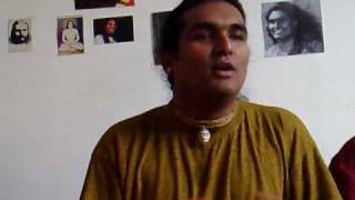 Swami Vishwananda singing Alak Alak Boom