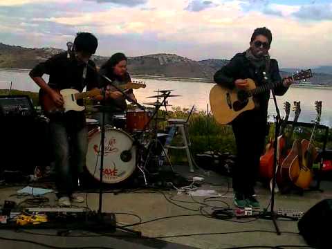 Vieni   Living to the bone toma 1 @La Cuspide