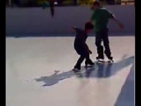 Niños patinando