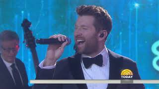 Brett Eldredge sings ‘Have Yourself a Merry Little Christmas’ live