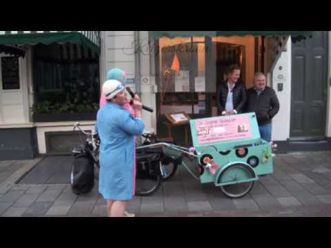 De Zingende Badmutsen brengen een bezoek aan restaurant De Keizerskroon