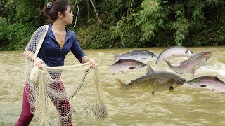 Young Girl's Fishing on Rivers, Traditional Fishing with Bamboo and Nets , Catch a Lot of Big Fish